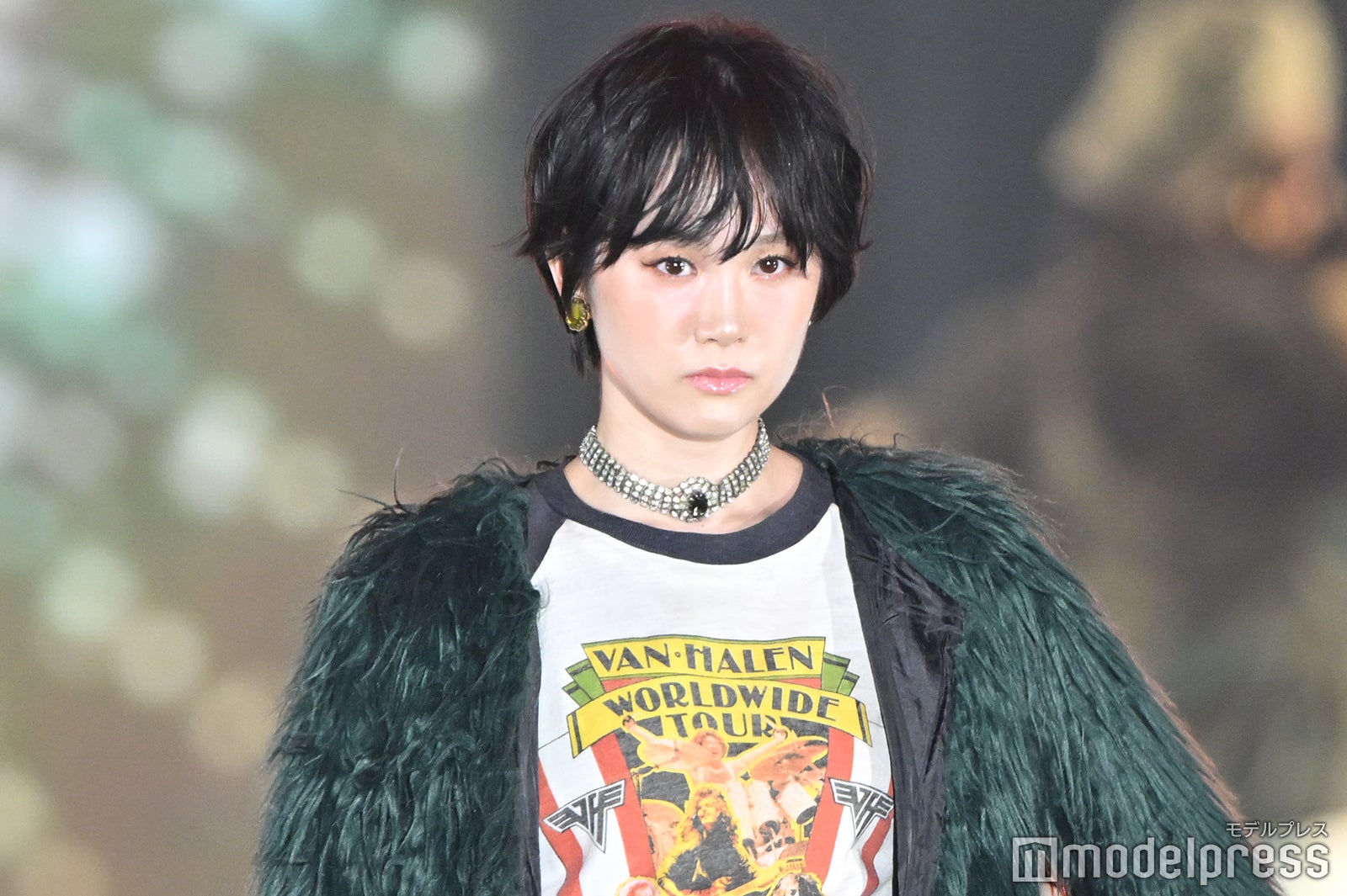 「虎に翼」で話題・尾碕真花、跳ね上げアイラインで雰囲気ガラリ 個性派コーデ着こなす【GirlsAward 2024AW】