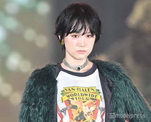 「虎に翼」で話題・尾碕真花、跳ね上げアイラインで雰囲気ガラリ 個性派コーデ着こなす【GirlsAward 2024AW】