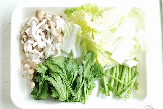 白菜と春菊は食べやすい大きさにカットする。しめじは石づきを取って小房に分ける 白菜と春菊は食べやすい大きさにカットする。しめじは石づきを取って小房に分ける