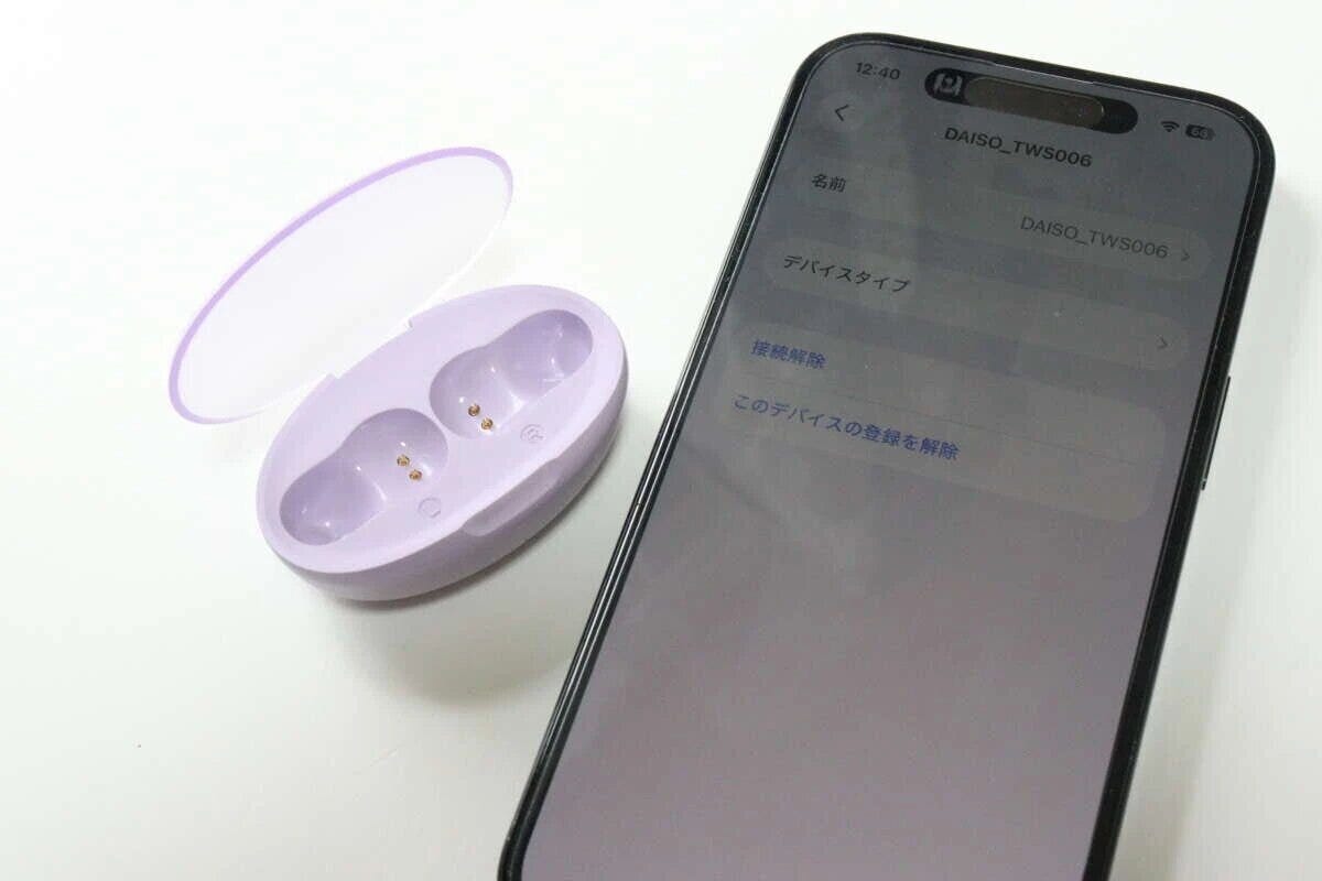 紫色のワイヤレスイヤホン充電ケースと、Bluetooth設定画面が表示されたスマートフォン