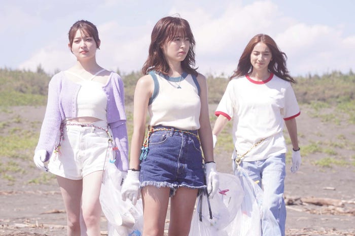 吉川愛、森七菜、仁村紗和「真夏のシンデレラ」第2話より(C)フジテレビ