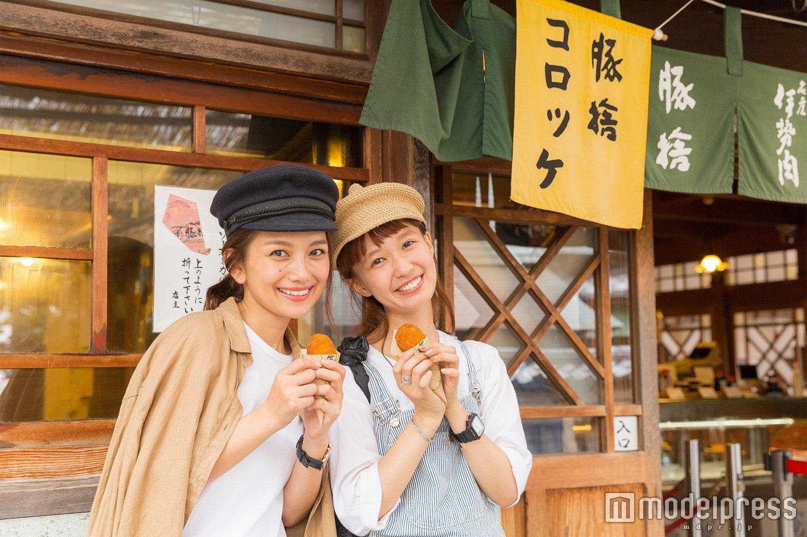 おかげ横丁／「豚捨（ぶたすて）」のコロッケは食べ歩きにちょうど良いサイズ