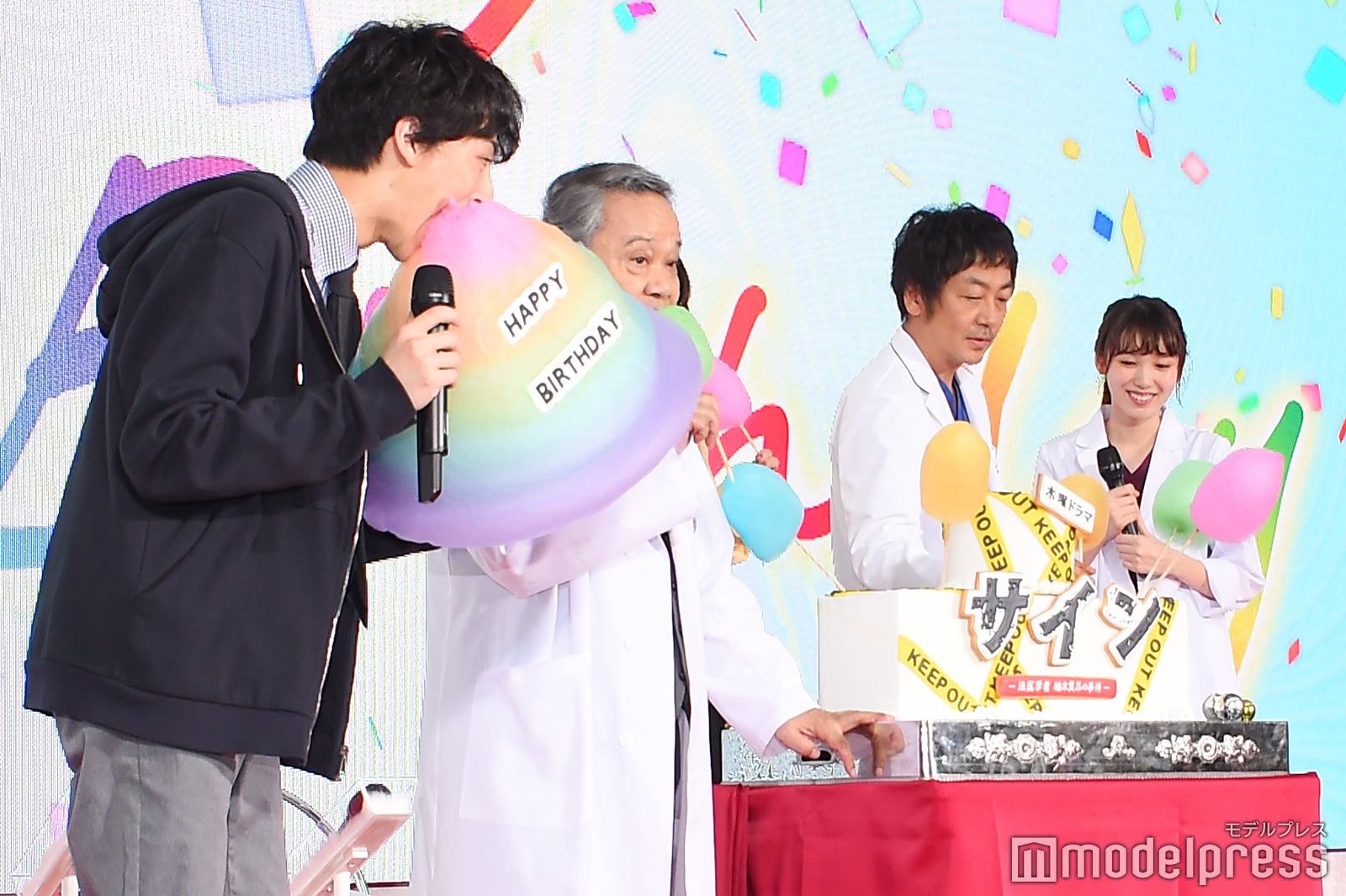 まだ食べている高杉真宙 （C）モデルプレス