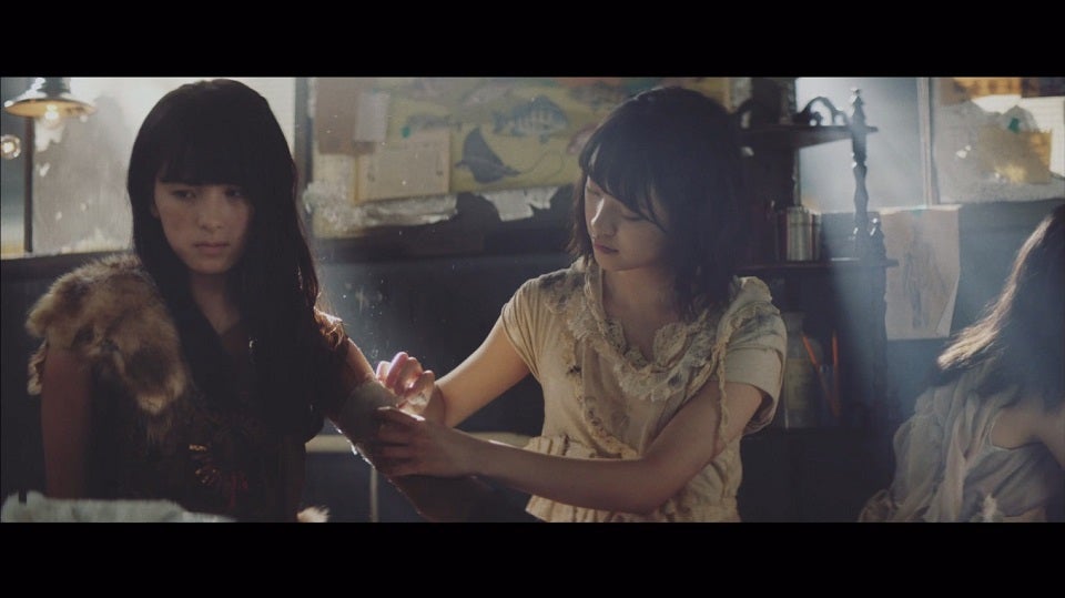 乃木坂46「女は一人じゃ眠れない」MVより（ソニー・ミュージックレコーズ）