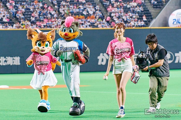 八木アリサがファーストピッチに初挑戦