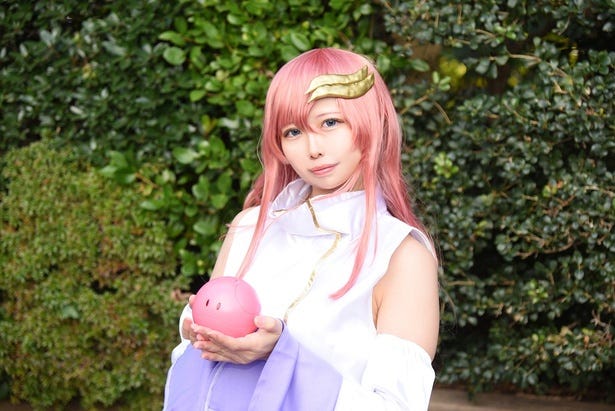 ガンダムSEED FREEDOM」ラクスに扮するコスプレイヤー「動きに合わせて 