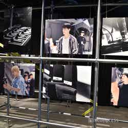 SEVENTEENバックヤード再現空間で展示(C)モデルプレス