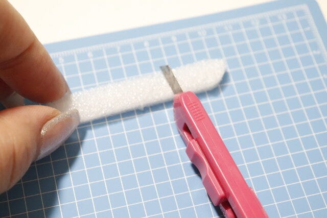 セリアの方眼付きカッティングマットで作業をする