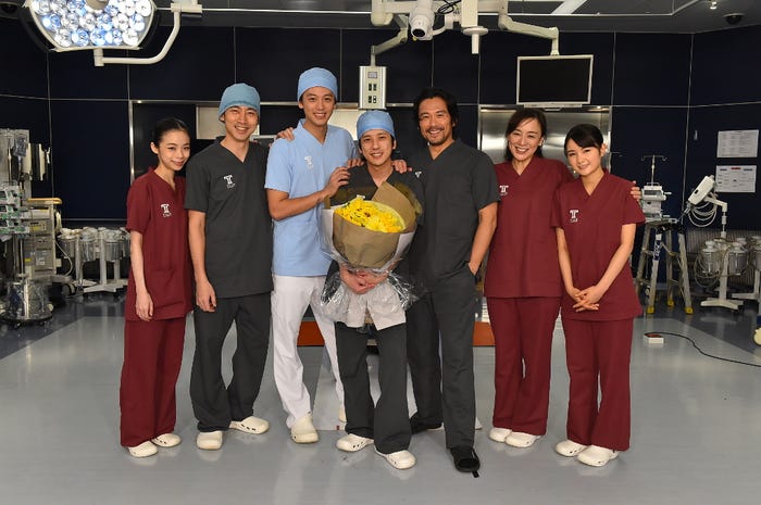 「ブラックペアン」オールアップ(左から)趣里、小泉孝太郎、竹内涼真、二宮和也、内野聖陽、神野三鈴、葵わかな(C)TBS