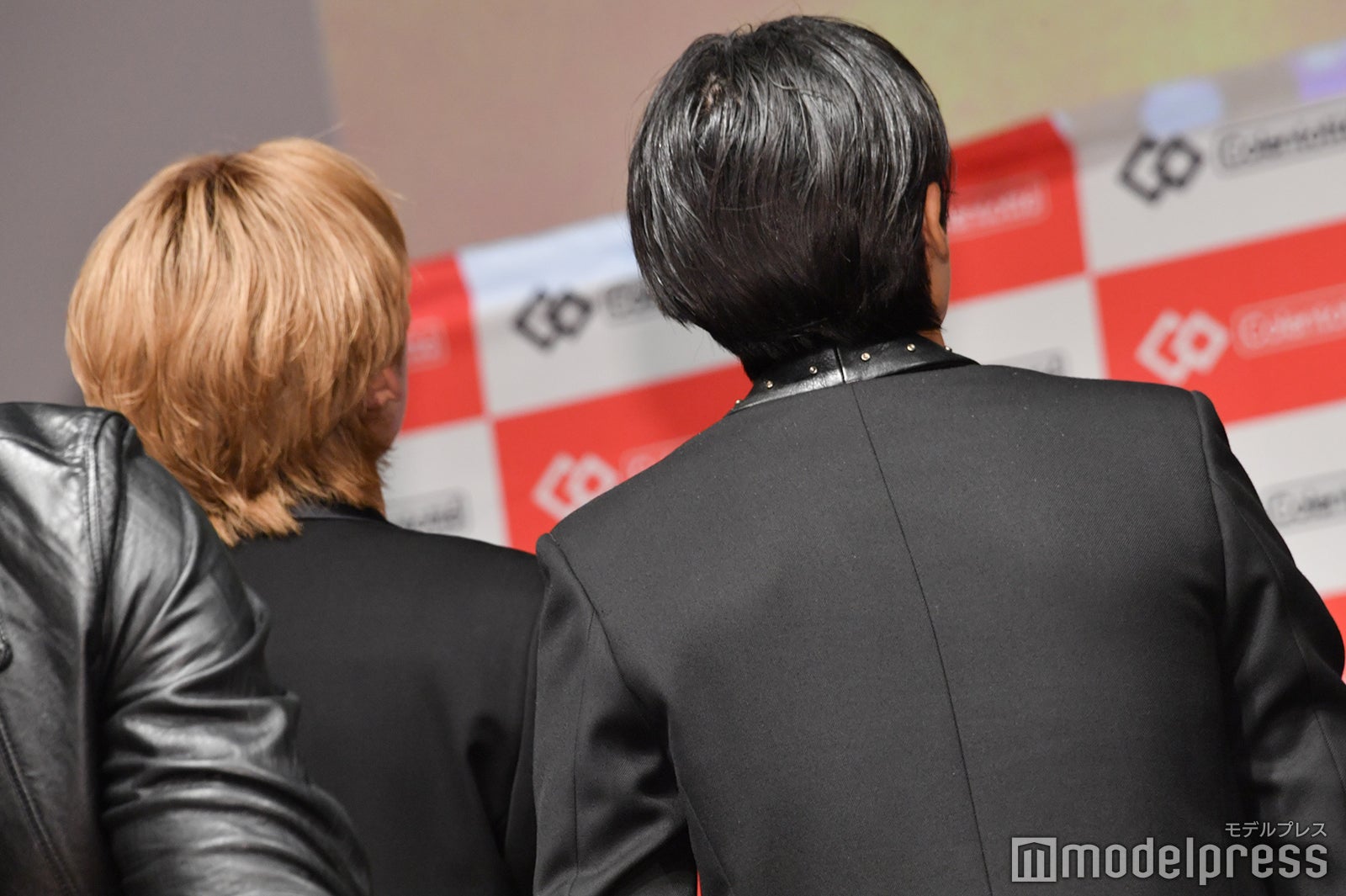 仲良くモニターを見つめる吉野北人、川村壱馬（C）モデルプレス