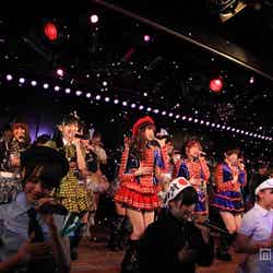 「AKB48劇場8周年特別記念公演」を行ったAKB48／（C）AKS