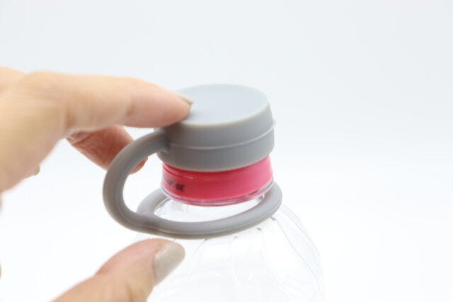 キャンドゥのペットボトルのキャップホルダー4