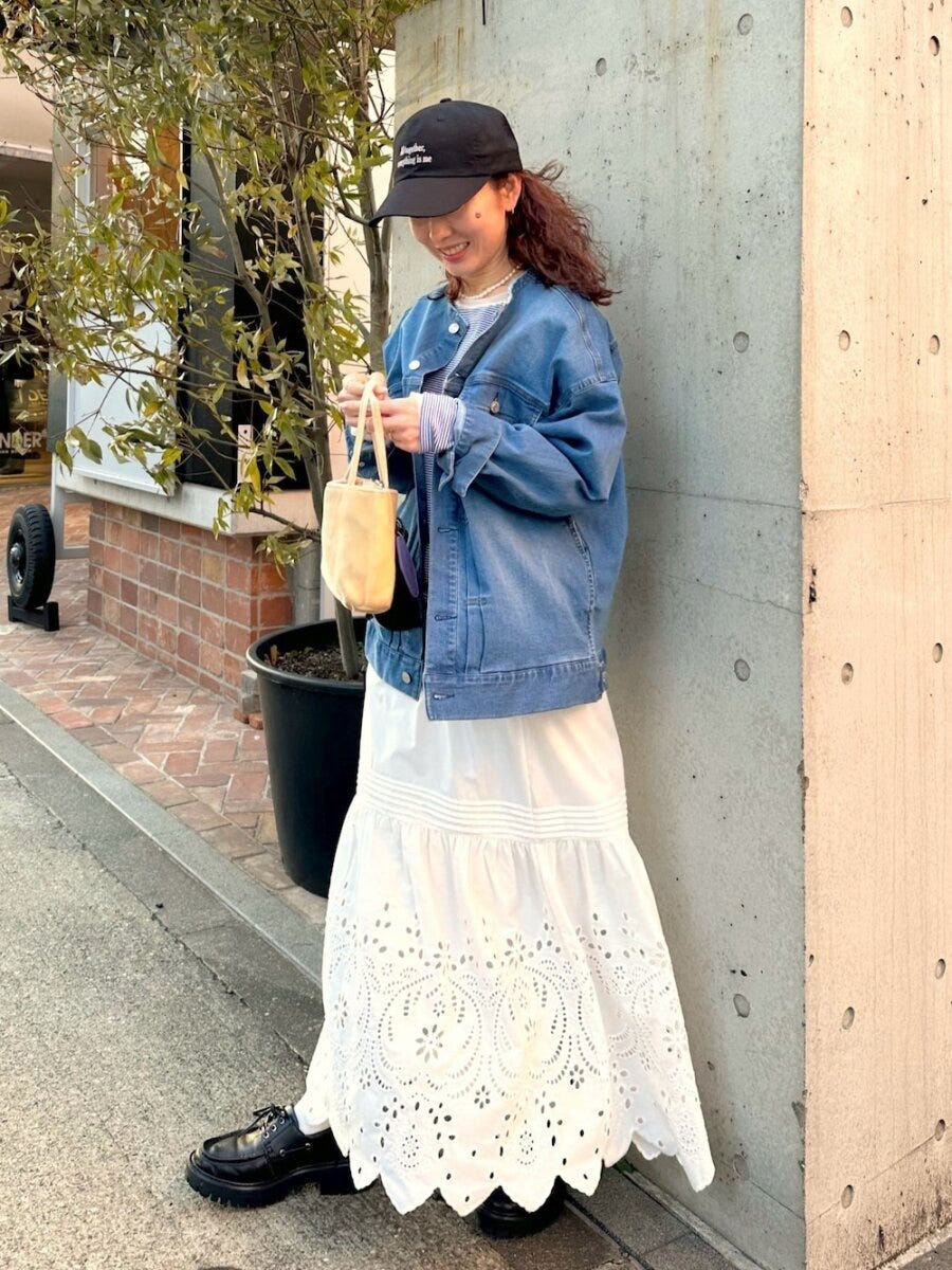 白スカートコーデ 2026春大人女性ノーカラーデニムジャケット白スカートコーデ