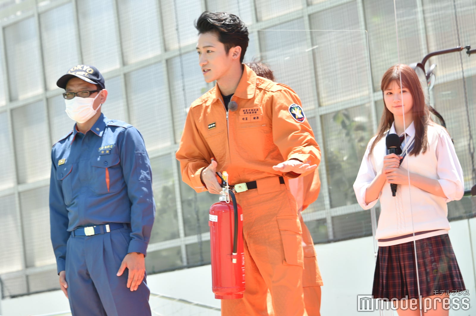 高校生に消火器の使い方をレクチャーする岩本照（C）モデルプレス