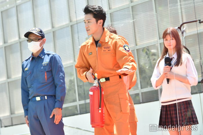 高校生に消火器の使い方をレクチャーする岩本照(C)モデルプレス