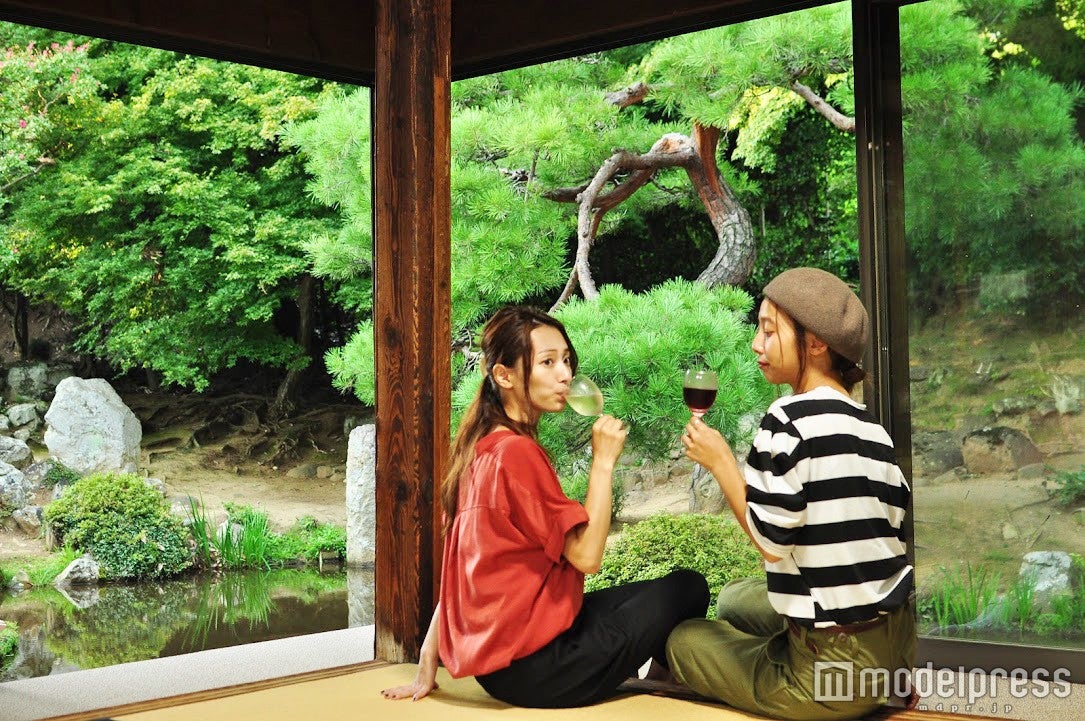 日本庭園を眺めながらいただくワイン。なんだか背筋がスッと伸びるよう（C）モデルプレス