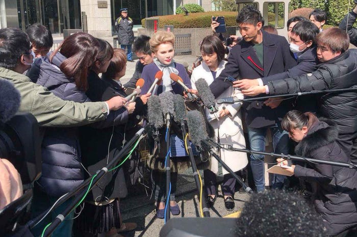 公判後取材に応じたデヴィ夫人(提供写真)