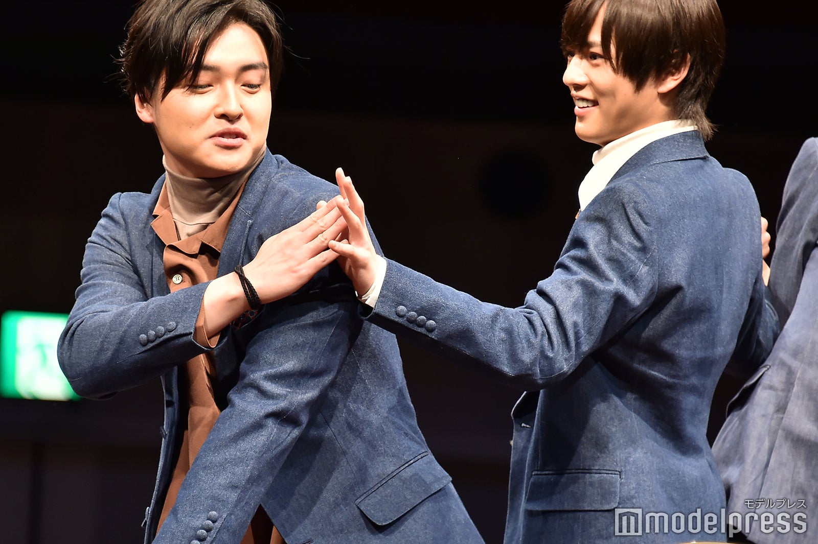 劇中シーンを再現する栗山航、奥野壮／男劇団 青山表参道X「ENDLESS REPEATERS —エンドレスリピーターズ—」DVD発売記念イベント （C）モデルプレス
