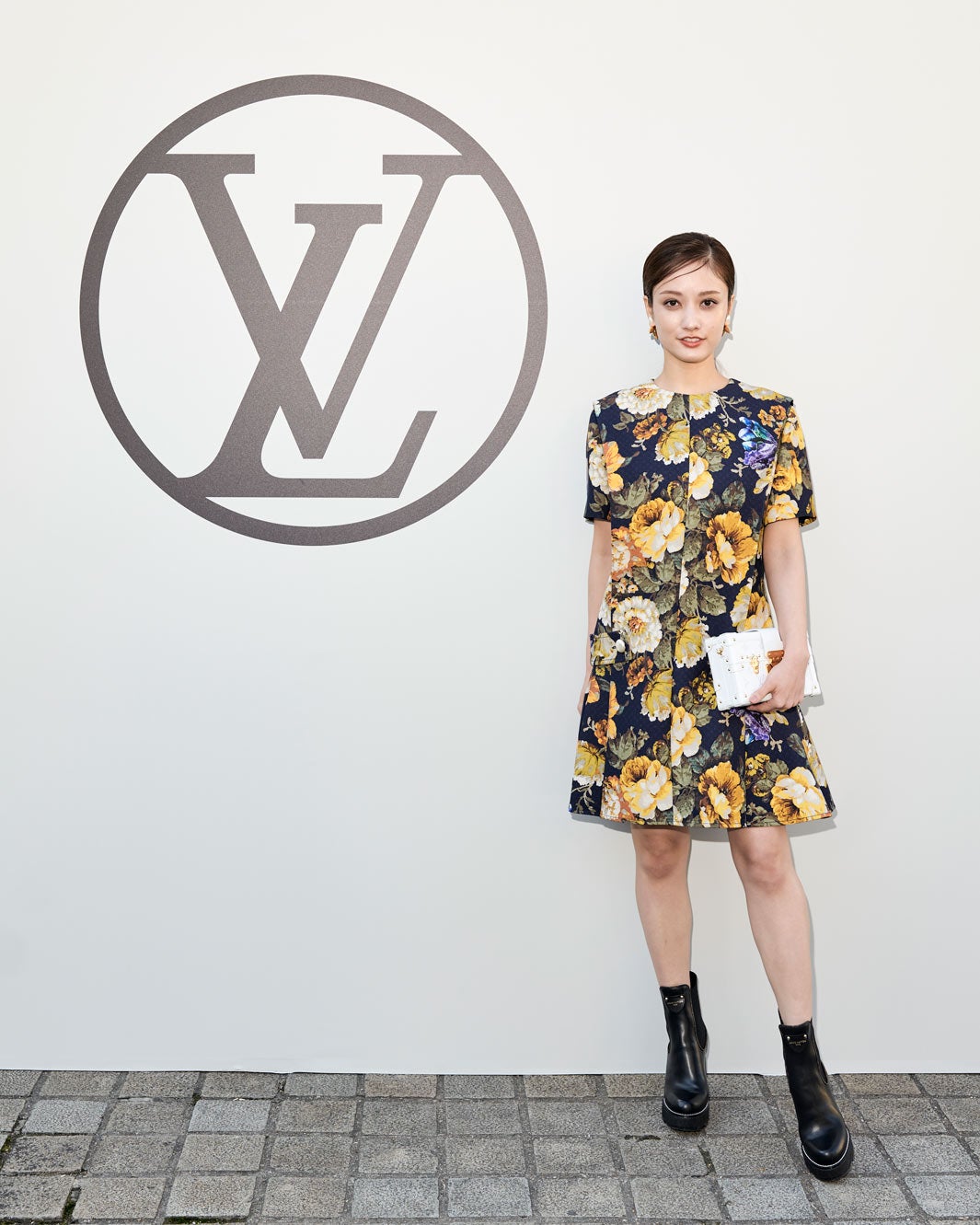 谷まりあ（C）LOUIS VUITTON