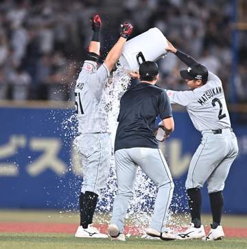 ロッテ サヨナラ勝ちで2連勝 同点の九回に山口の適時二塁打で決着 4位オリックスに0.5差接近
