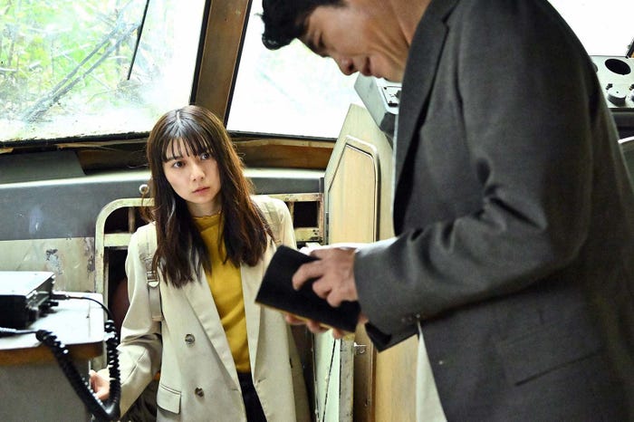 上白石萌歌、萩原聖人「ペンディングトレイン―8時23分、明日 君と」第6話より(C)TBS
