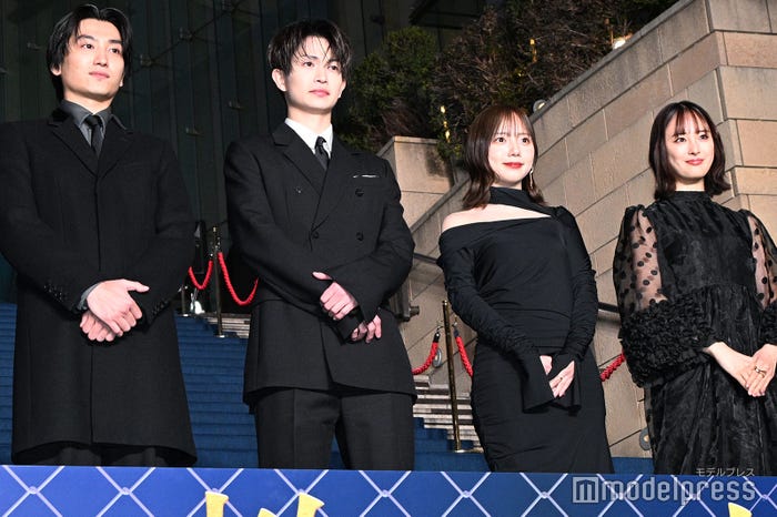 (左から)金子大地、綱啓永、齊藤京子、大友花恋(C)モデルプレス