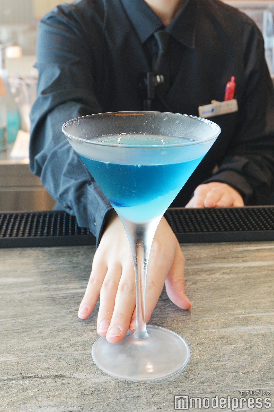 バーカウンターではカクテルも無料／ANA SUITE LOUNGE（C）モデルプレス