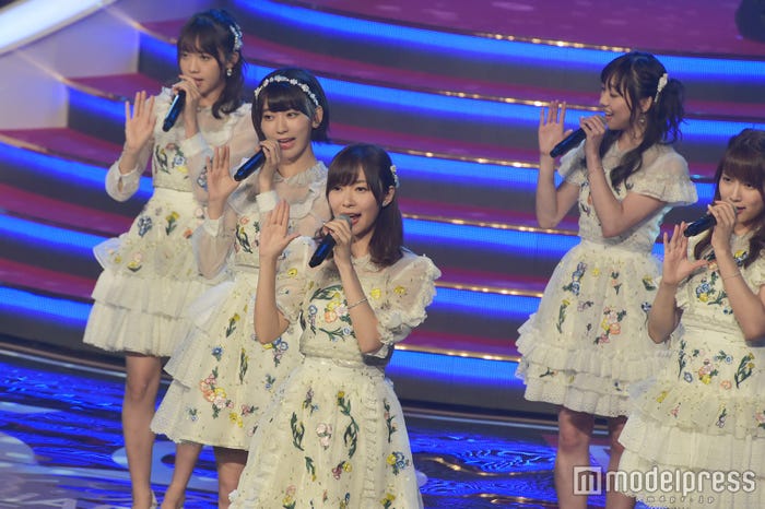 レコ大で歌唱するメンバー(C)モデルプレス
