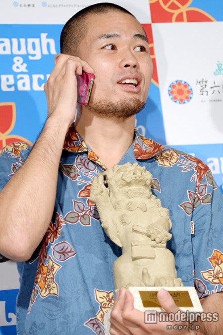 藤原竜也と電話をしている品川ヒロシ監督