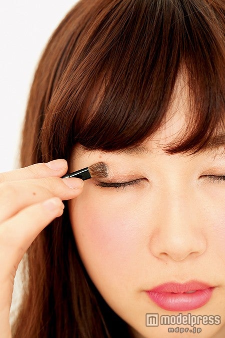 アイシャドウはハイライトカラーのみアイホールに／モデル太田南（画像提供：「Ray」5月号、主婦の友社）
