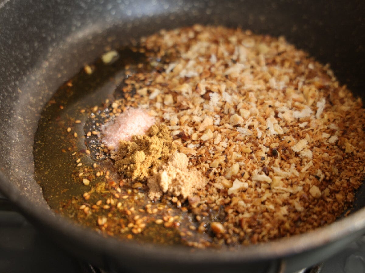 火を止め、Bの材料を加えて混ぜる。