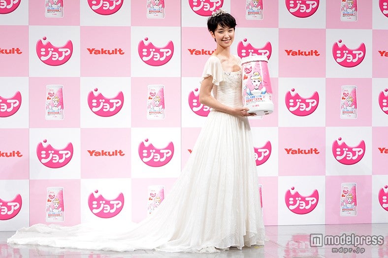 純白のロングドレスを着こなし、笑顔を浮かべる剛力彩芽