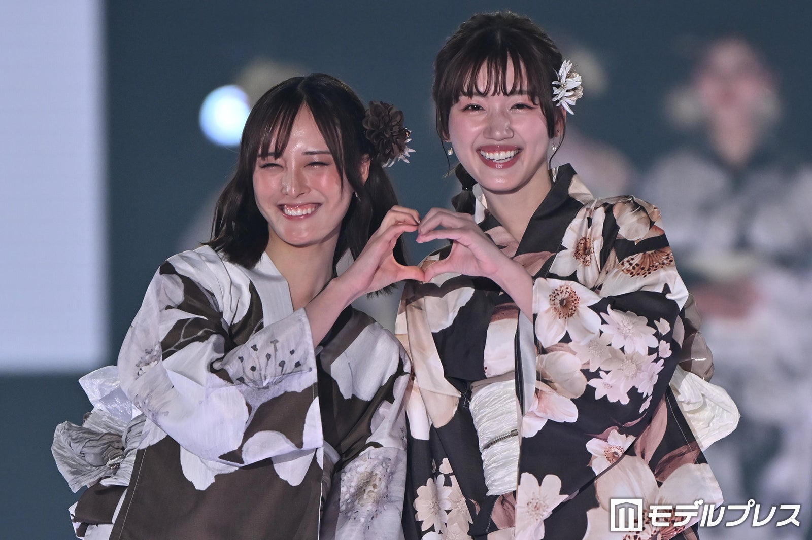 大友花恋＆元日向坂46佐々木美玲、シックな着物着こなす 仲良くハートポーズ【関コレ2026S/S】