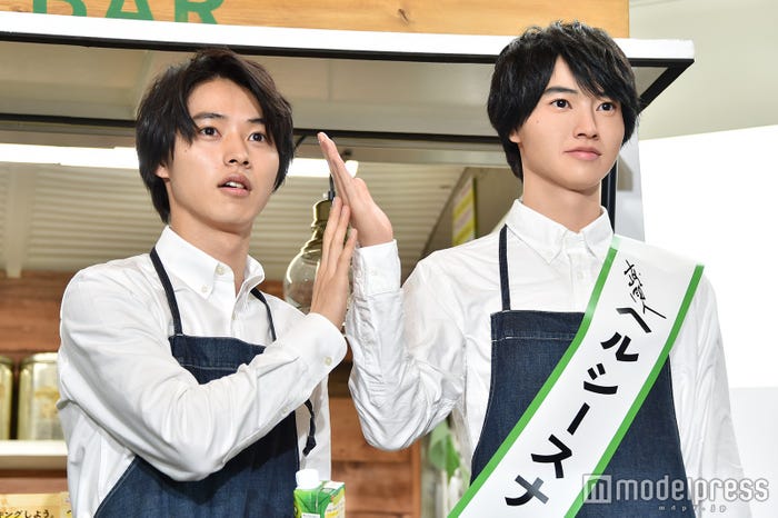 そっくり!?山崎賢人、精巧なフィギュアに驚き(C)モデルプレス
