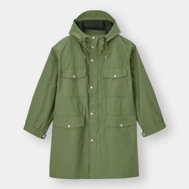 カーキカラーのミリタリーコート