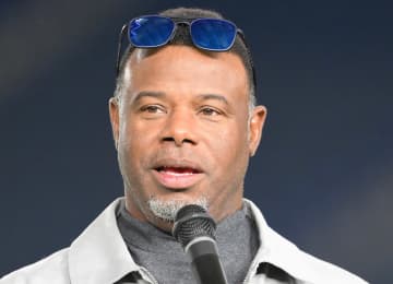 MLB殿堂入りのグリフィー氏が公式カメラマン席に 米国－ブラジル戦を撮影 引退後はフォトグラファーとして活動