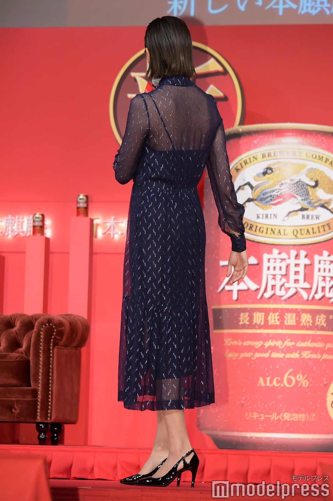 背中がシースルーとなったドレスで登場した杏（C）モデルプレス