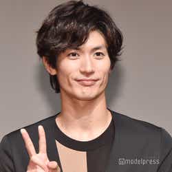 三浦春馬さんが涙 松岡茉優とのキスシーンに グッときた と反響 おカネの切れ目が恋のはじまり モデルプレス