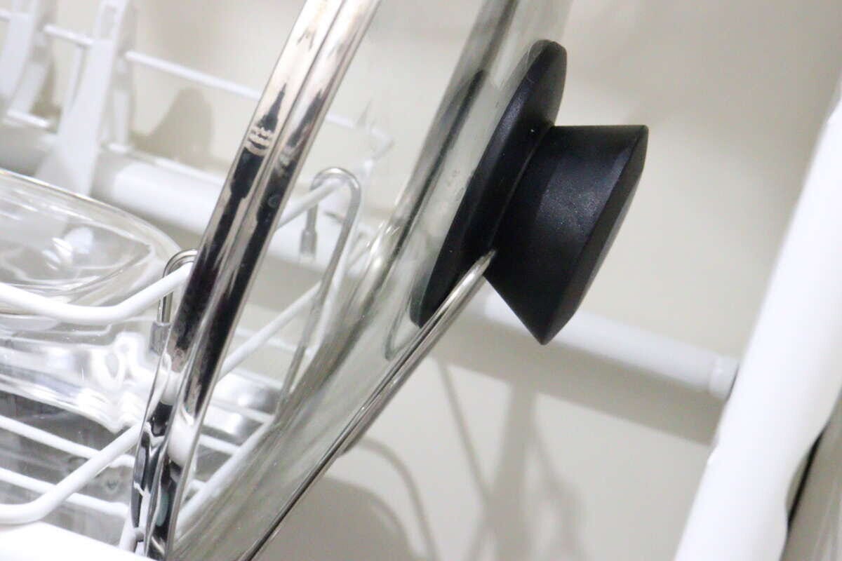 セリア ステンレス水切りラック用鍋ふたホルダー セリアのステンレス水切りラック用鍋ふたホルダーは鍋蓋の取っ手が収まり転がらない