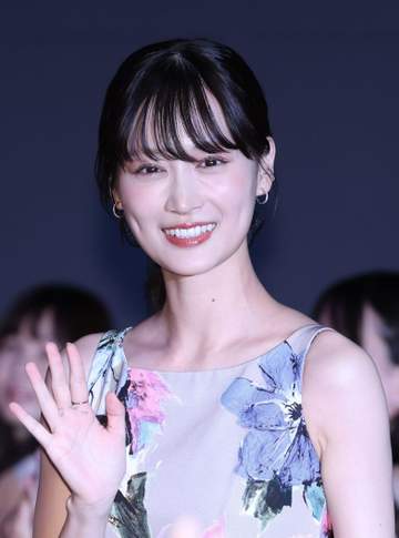 うそっ 山下美月 すげえドレスで現る 後ろ向いたらワンピの生地がない！ どうなってるの？ 最強ルックスが凄い「最高」「可愛い」「バカンスっぽい」