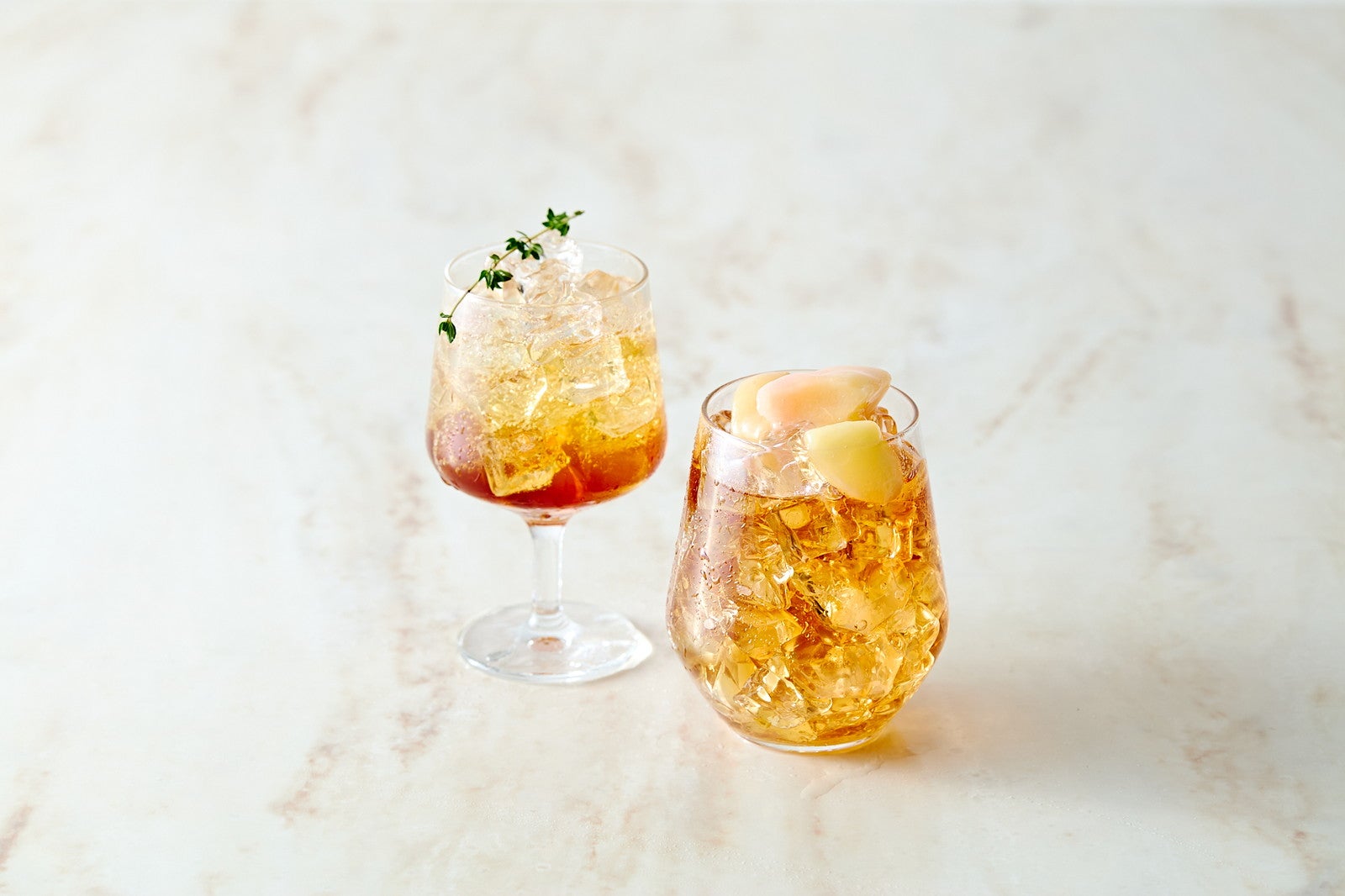 左から：ピーチティーソーダ825円、ベルガモットピーチティー825円／提供画像