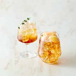 左から:ピーチティーソーダ825円、ベルガモットピーチティー825円/提供画像