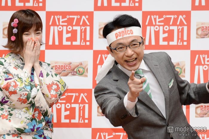 福澤朗氏(右)の生「ジャストミート!」に驚く島崎遥香(左)