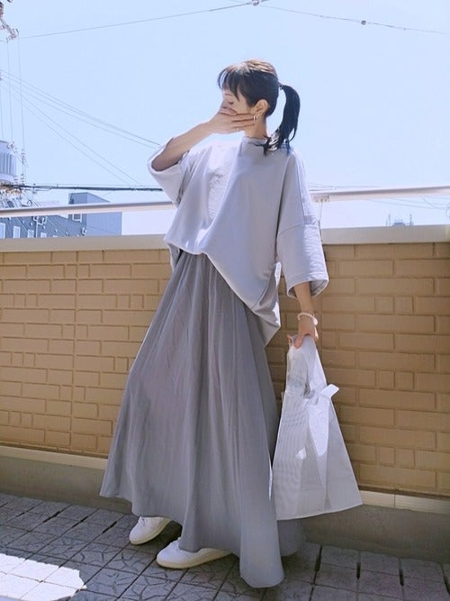 水色スカートで春を装う 21 明るいカラーでも大人見えする着こなしとは モデルプレス 水色スカートで春を装う 21 明るいカラーでも大人見えする着こなしとは モデルプレス