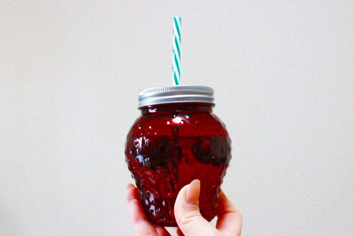 ダイソーの可愛いストロー付カップ（いちご／りんご）