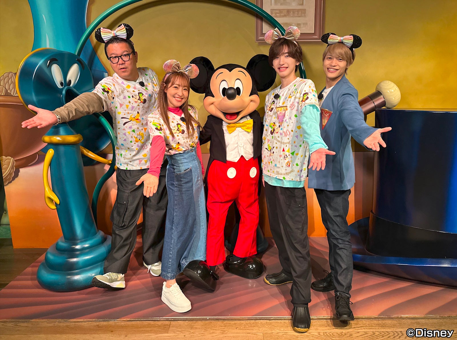 （左から）長谷川忍、大沢あかね、ミッキーマウス、道枝駿佑、中間淳太（C）日本テレビ