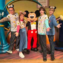 （左から）長谷川忍、大沢あかね、ミッキーマウス、道枝駿佑、中間淳太（C）日本テレビ