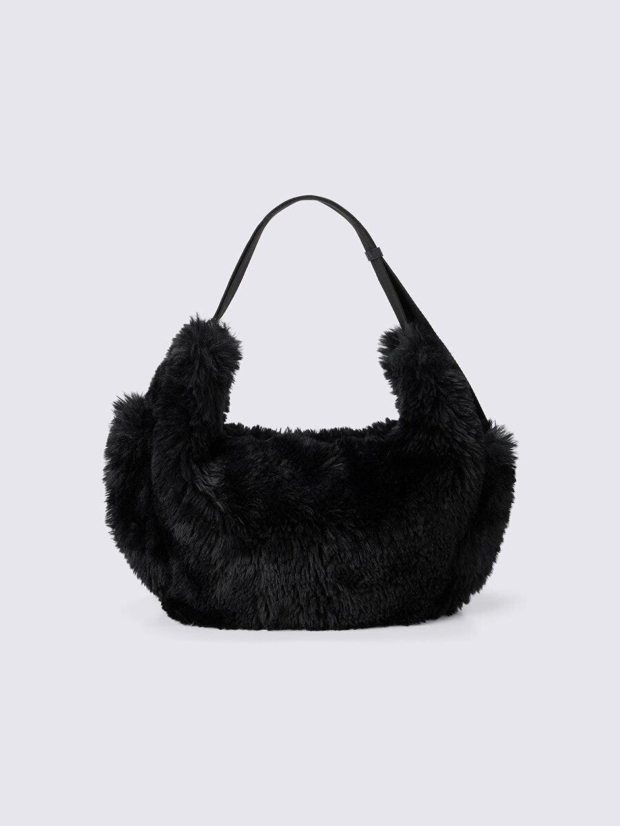 黒色のふわふわした素材の丸いフォルムのバッグ