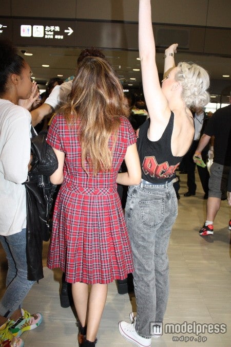 最後までファンに手を振るペリー。