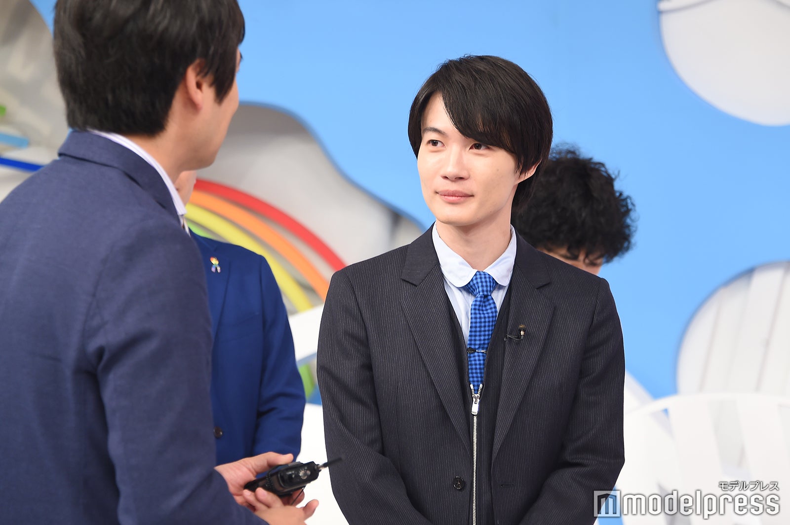 収録後、桝太一アナと話す神木隆之介 （C）モデルプレス